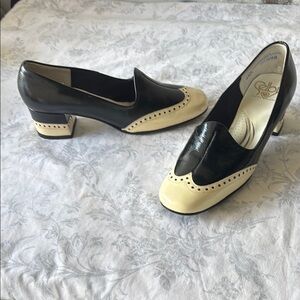 Elegant Two-Tone Women's Oxford kitten heels